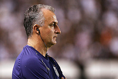 Irritado, Dorival defende Neymar e nega displicência no pênalti
